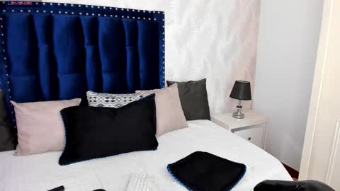 NIcolle online show from November 18, 10:43 pm