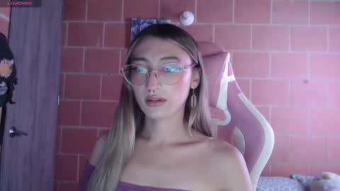 Snapshot of andrea_camila chatting on October 18, 3:04 pm Andrea online show from October 18, 3:04 pm