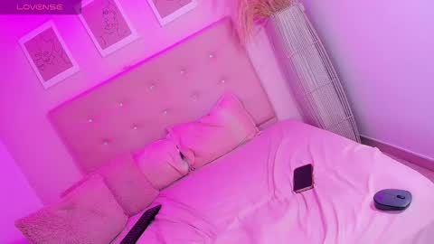 annie_dolce_ online show from February 15, 7:15 am