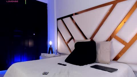 Aron cruz  online show from March 11, 1:15 pm