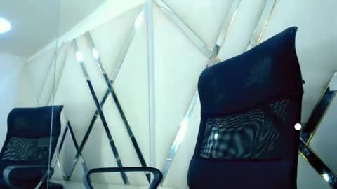 Snapshot of aurorarossx chatting on October 1, 7:14 pm Aurora online show from October 1, 7:14 pm