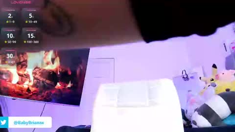 Snapshot of babybriexxx_ chatting on December 23, 3:01 pm Brianna online show from December 23, 3:01 pm