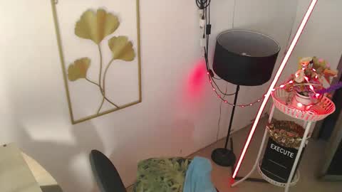Snapshot of beautiful_mistake69 chatting on October 12, 8:17 am beautiful_mistake69 online show from October 12, 8:17 am