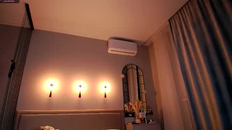 Mia online show from April 5, 11:25 pm