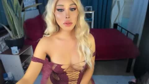 Snapshot of callmebythename_daisy chatting on October 16, 4:40 pm A STINGY MAN IS A SIGN OF UNWELLINGNESS. online show from October 16, 4:40 pm