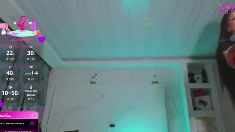 chloe_cooperr online show from April 18, 10:17 am