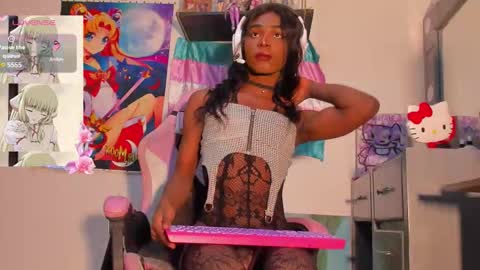 Snapshot of effy_marinn chatting on September 26, 2:47 pm effy_marinn online show from September 26, 2:47 pm