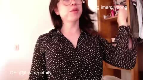 emily_pearl_ online show from April 2, 8:40 pm