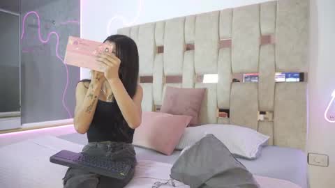 fernanda_thail_ online show from April 5, 7:45 pm