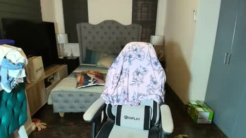 greta_v online show from November 19, 8:03 am