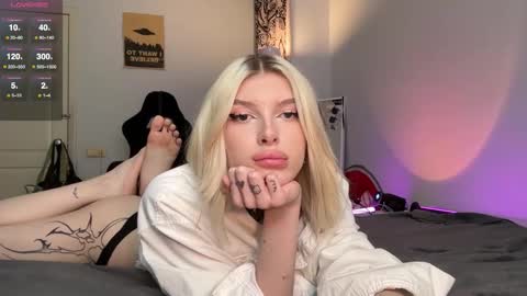 hotchubently online show from November 14, 8:00 am