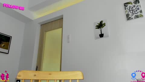 crishinahotty online show from December 8, 3:50 am