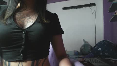 Snapshot of irisbell_ chatting on February 10, 10:30 pm Camilla online show from February 10, 10:30 pm
