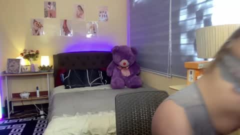 Snapshot of judiella chatting on December 15, 5:02 am EloiseMoree online show from December 15, 5:02 am