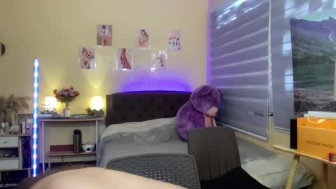 Snapshot of judiella chatting on February 7, 4:16 am EloiseMoree online show from February 7, 4:16 am