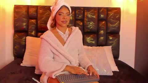 kris_kane1 online show from December 14, 11:44 pm