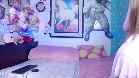 krisstal703358 online show from February 21, 6:27 am