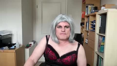 latexdoreen online show from February 7, 11:27 am