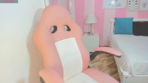 laurenns_ online show from January 4, 5:26 pm