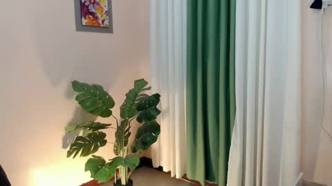 Snapshot of likliklicklengleng chatting on March 1, 1:18 pm Leng online show from March 1, 1:18 pm