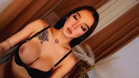 Snapshot of luxywilson chatting on December 3, 6:21 am luxy online show from December 3, 6:21 am