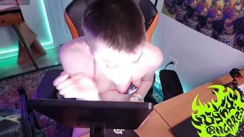 Snapshot of lynxanarres chatting on December 19, 12:45 am Lynx Anarres online show from December 19, 12:45 am