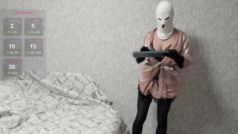 masquerad_e online show from January 10, 10:15 pm