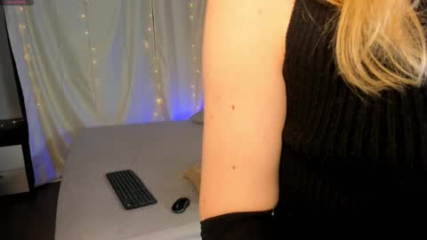 Snapshot of may_want chatting on October 8, 9:32 am Leila online show from October 8, 9:32 am