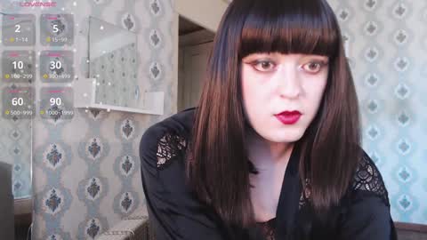mia_wallase online show from January 13, 9:30 am