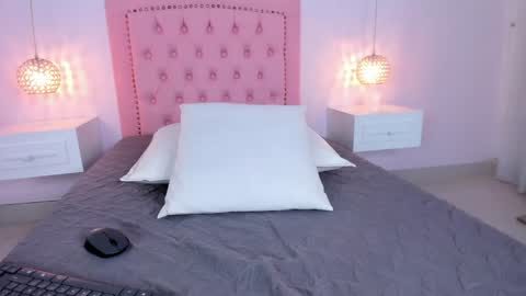 Miss Thang  online show from December 4, 11:57 am