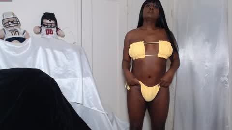 Snapshot of moniquemiles chatting on January 4, 2:35 am Monique Miles online show from January 4, 2:35 am