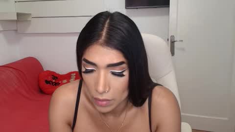 Nicolle Bustamante online show from September 25, 11:50 am