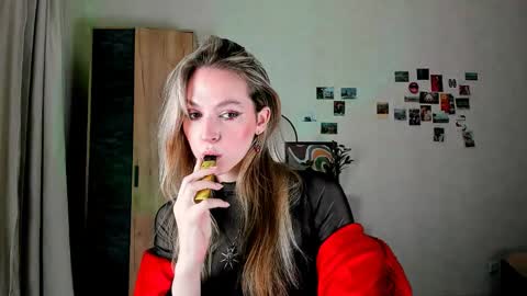 Veronica online show from December 19, 2:24 pm