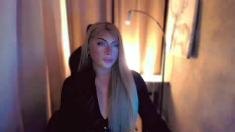 Snapshot of queenarthalia chatting on January 23, 7:18 pm ARTHA online show from January 23, 7:18 pm