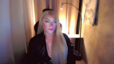 Snapshot of queenarthalia chatting on January 31, 6:25 pm ARTHA online show from January 31, 6:25 pm