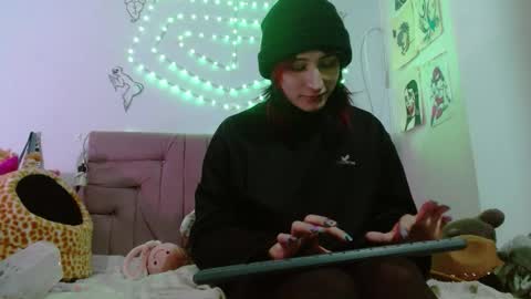 reiv_femboy online show from December 16, 8:08 am