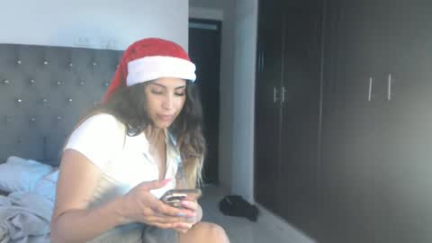 sararoussee online show from December 24, 9:11 pm