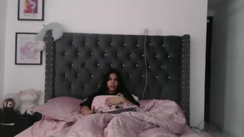 sararoussee online show from February 9, 12:52 pm