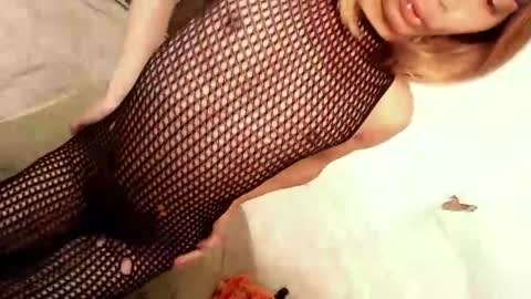 skinnytrans69 online show from April 10, 12:17 am