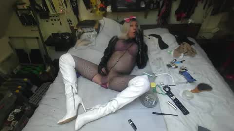 Snapshot of smokeslut365 chatting on October 24, 6:02 pm smokeslut365 online show from October 24, 6:02 pm