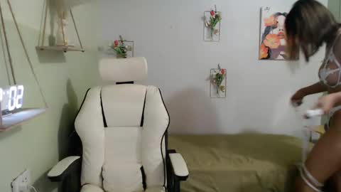 snow_2000 online show from December 10, 5:56 am