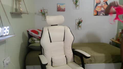 snow_2000 online show from January 7, 6:28 am