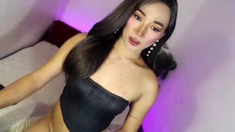 Snapshot of spicy_kinky chatting on October 20, 5:43 am Alora online show from October 20, 5:43 am