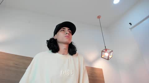 stivenbenet1 online show from December 8, 1:47 pm