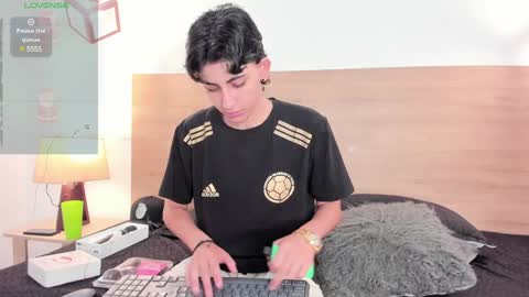 stivenbenet1 online show from January 2, 12:24 pm