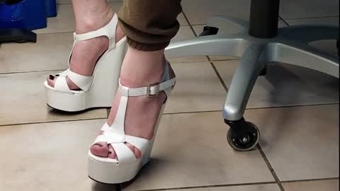 teninchheels online show from December 8, 4:18 pm