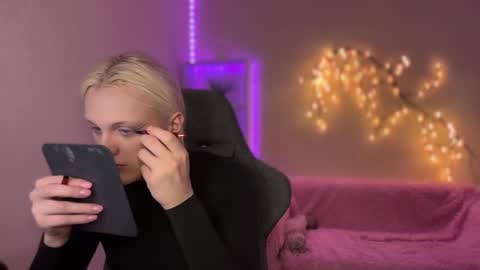 Amira online show from November 4, 11:20 am