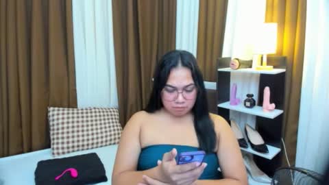 Karen Oquio online show from October 26, 1:01 am