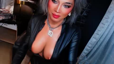 Snapshot of urgoddess_bella chatting on October 5, 8:48 am My bella 3 online show from October 5, 8:48 am