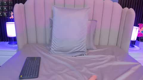 Snapshot of valeri_saenz chatting on October 17, 4:27 am Valeri online show from October 17, 4:27 am
